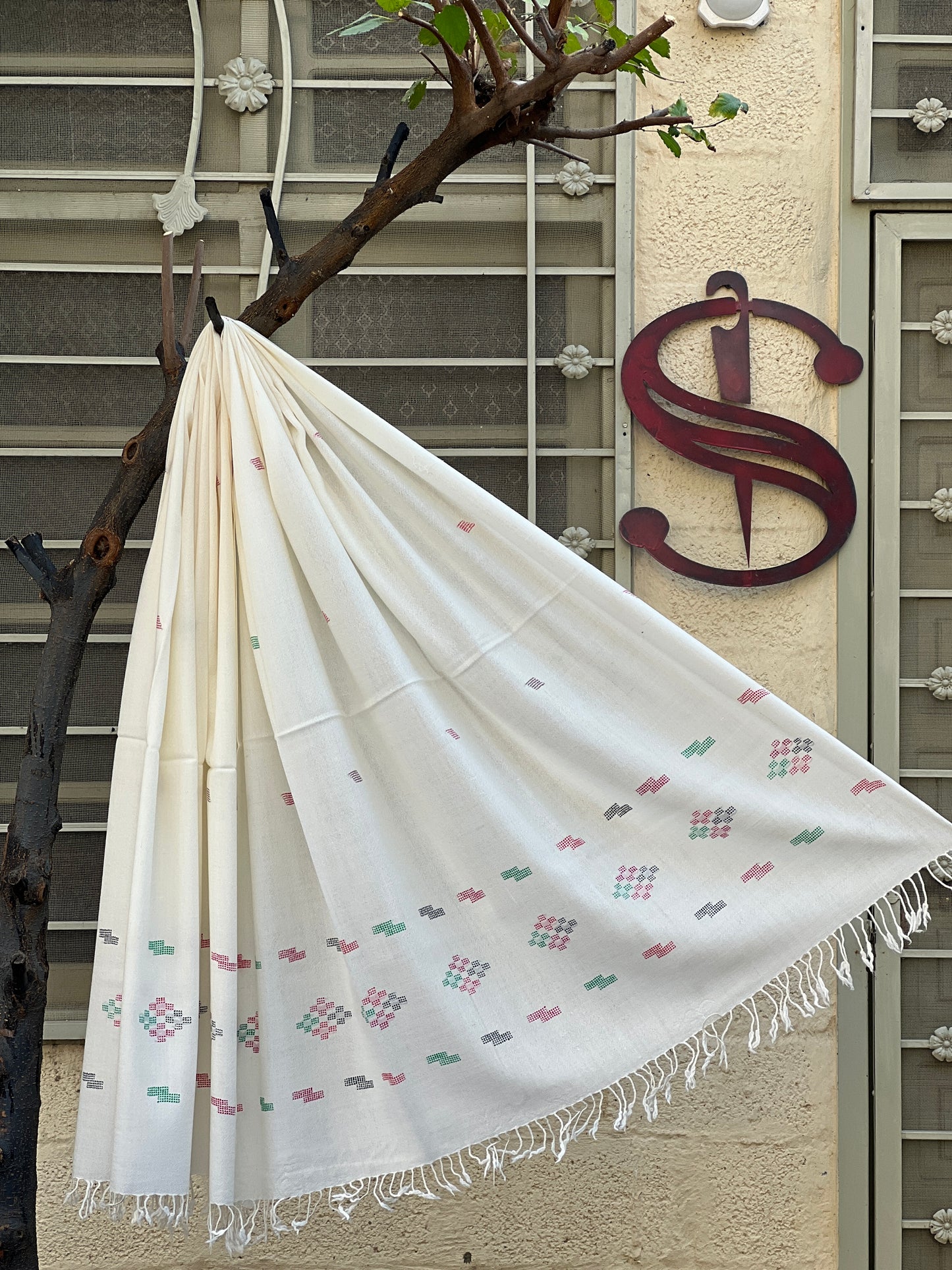 Ladies White Khaddi Embroidery Swati Woolen Shawl | KKW01